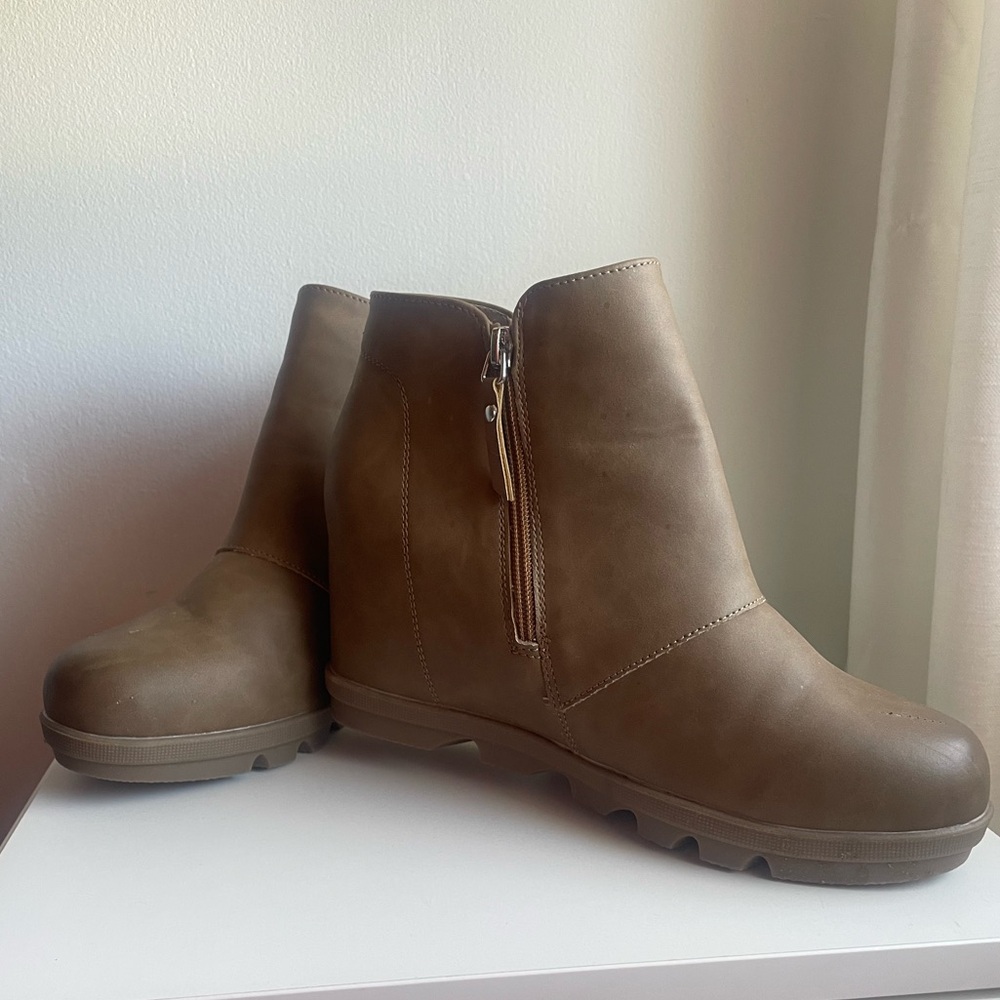 Athletfit wedge booties NWOT